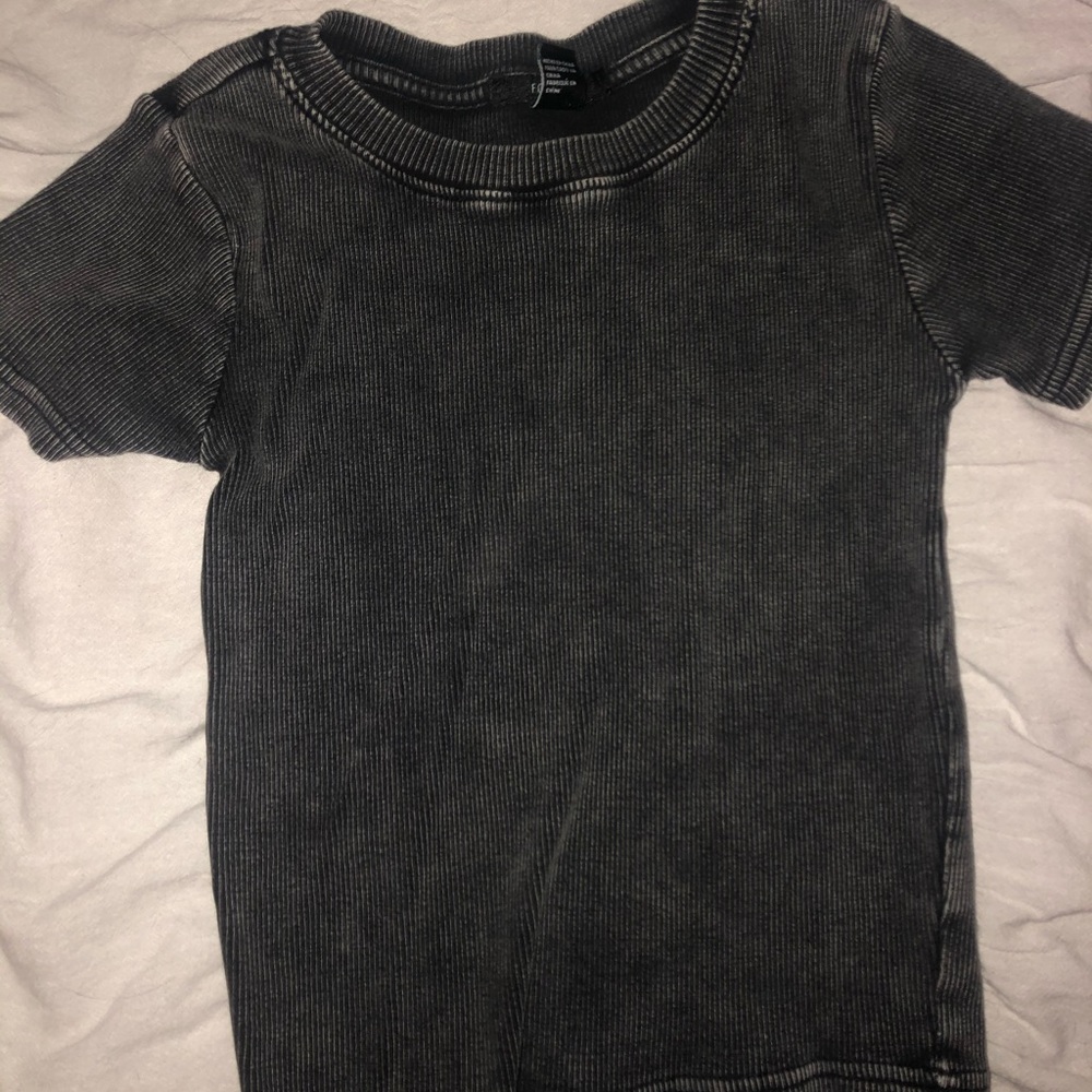 FOREVER 21 Basic crew neck shirt / crop top - size Small